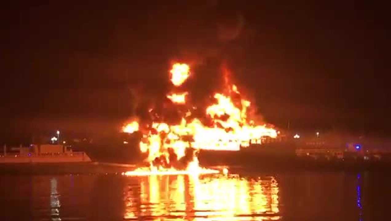 بالفيديو.. احتراق سفينة تحوي أكثر من 100 مركبة بالشارقة