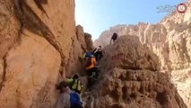 بالفيديو.. شاهد كيف يجتاز فريق من شرطة أبوظبي مغامرة بين الجبال