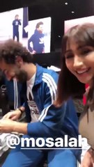 بالصور والفيديو: فتاة تحضن محمد صلاح تثير غضب محبيه