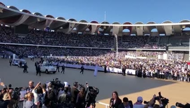 بالفيديو.. قداسة البابا فرنسيس يحيي قداساً تاريخياً بحضور 180 ألفاً