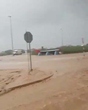 شاهد.. إرجاع 3 حافلات مدرسية حكومية في غليلة إلى المدارس بعدما غمرت مياه الأمطار الطرقات العامة