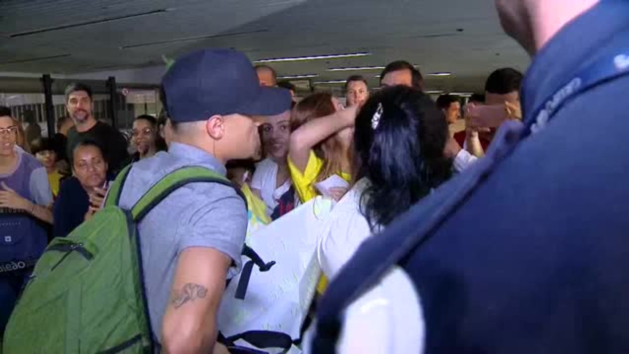 بالفيديو.. استقبال شعبي حافل لمنتخب البرازيل