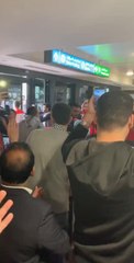 شاهد بالفيديو ..استقبال جماهيري لمنتخب فلسطين في مطار دبي