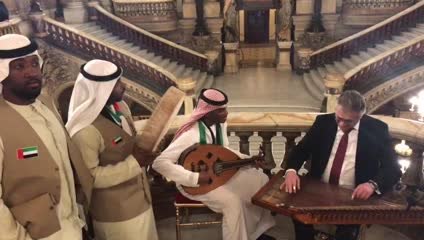 بالفيديو.. الفنان والملحن الإماراتي طارش الهاشمي يعزف في باريس