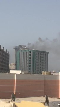 بالفيديو.. احتراق إطار سيارة في إحدى شُرف الشقق السكنية بعجمان