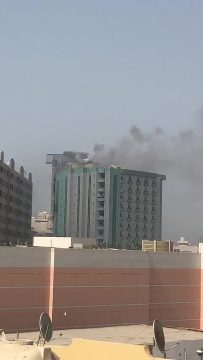 بالفيديو.. احتراق إطار سيارة في إحدى شُرف الشقق السكنية بعجمان