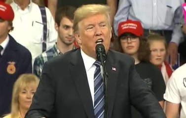 بالفيديو.. شاب يخطف الأنظار أثناء خطاب لترامب