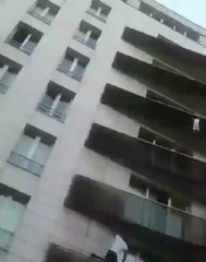 بالفيديو: "سبايدرمان" ينقذ طفلاً.. وماكرون يمنحه الجنسية الفرنسية