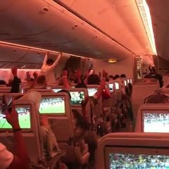 شاهد بالفيديو ..كيف تفاعل جمهور كرة القدم مع كأس العالم على ارتفاع 40 ألف قدم