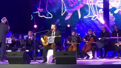 بالفيديو.. الفنان التونسي لطفي بوشناق يسلطن على كورنيش الفجيرة