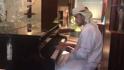 بالفيديو.. مواطن يعزف «البيانو» ويخطف الانظار في الكويت