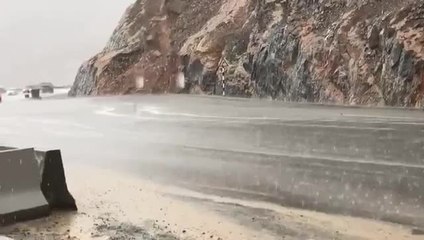 بالفيديو.. شاهد هطول الأمطار والثلوج المتفرقة على أنحاء الدولة