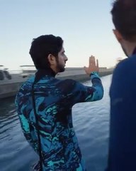 بالفيديو والصور.. حمدان بن محمد يتطوع لتنظيف قاع البحر