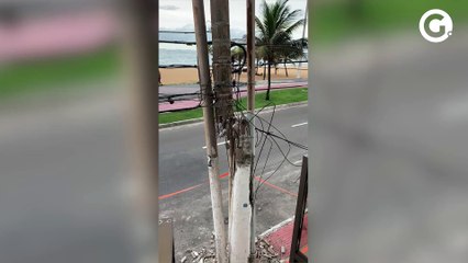 Poste arrebenta na Avenida Antônio Gil Veloso, em Vila Velha