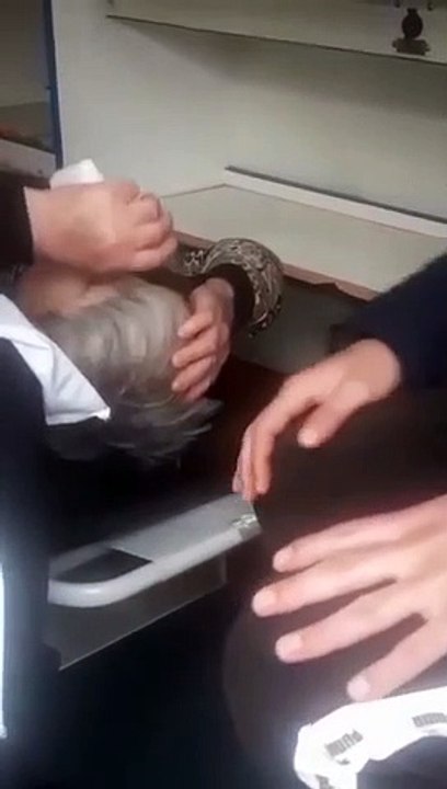 Мать Инала Джабиева забирают в скорую