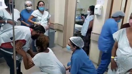 Скачать видео: Equipe de enfermagem do Hospital Regional de Santa Maria (HRSM) dançou funk com gestantes para ajudar no parto natural