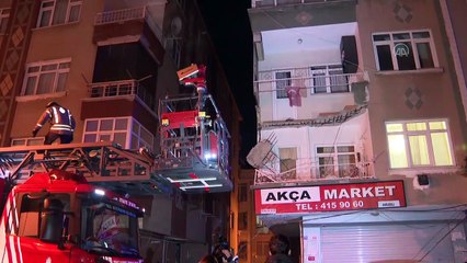 İSTANBUL - Zeytinburnu'nda balkon çökmesi nedeniyle bir araç zarar gördü