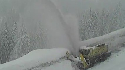 Crews work to keep mountain passes open in Washington amid heavy snow