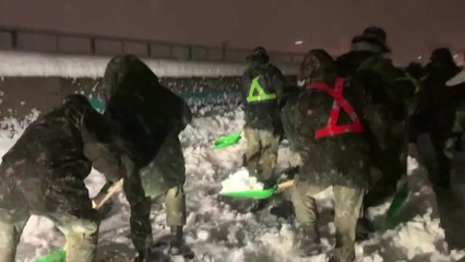 폭설 '도로 마비'에 삽 든 군인들 / YTN