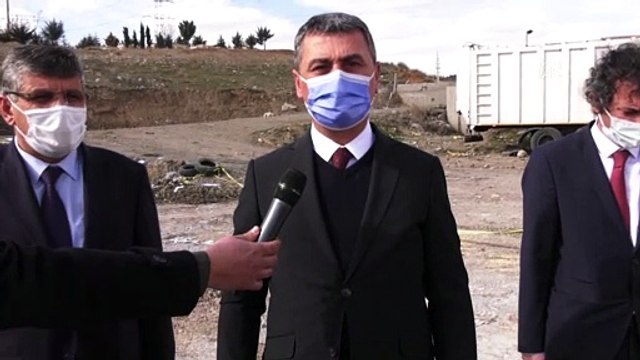 ANKARA - Hayvanseverler, Gölbaşı'nda 20 ölü köpeğin bulunduğu boş araziye çiçek bıraktı