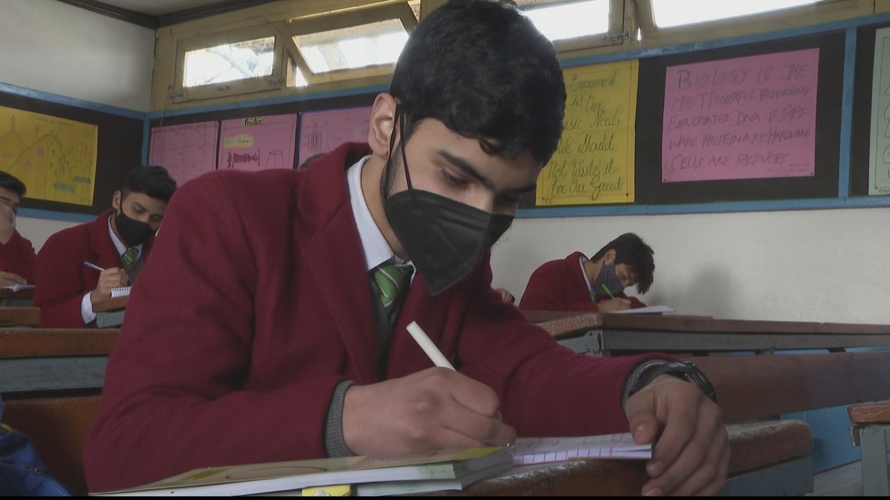 Kashmir students return to school after one year of closure