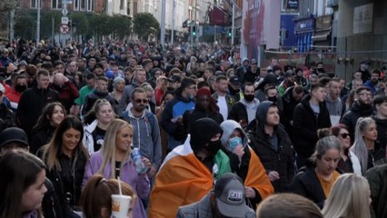 Télécharger la video: Covid-19 : d’Irlande au Brésil... un week-end de manifestation contre les restrictions sanitaires