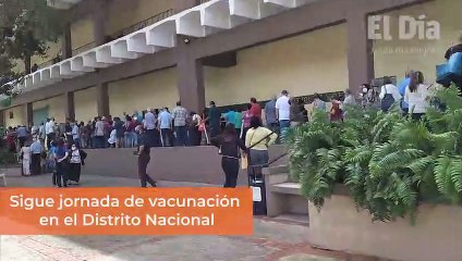 La gente sigue acudiendo a los centros de vacunación en el Distrito Nacional