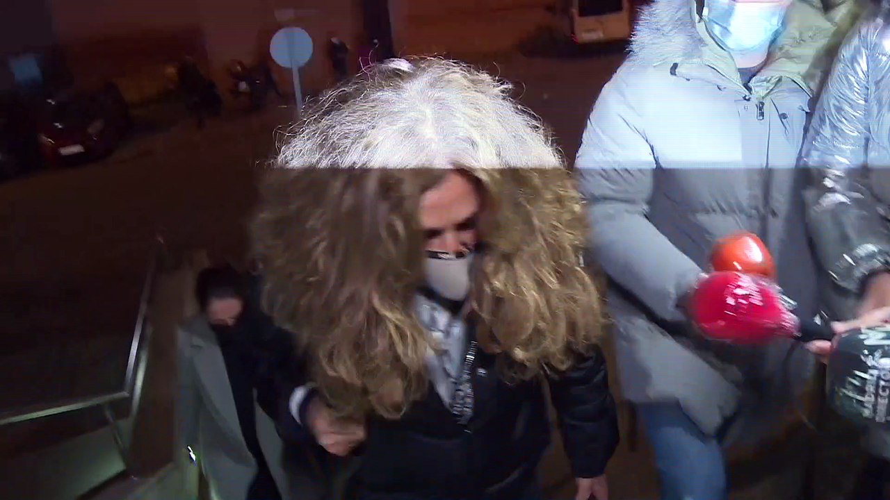 Lolita muy afectada en el tanatorio donde se ha instalado la capilla ardiente de Quique San Francisco