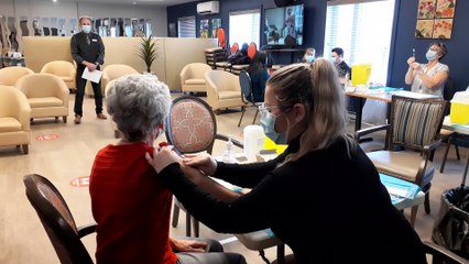 Première résidente vaccinée au Domaine le Roussillon (Vidéo gracieuseté)