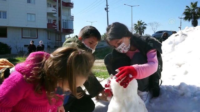 MERSİN - Mersinli çocuklar Torosların zirvesinden getirilen karla sevindi