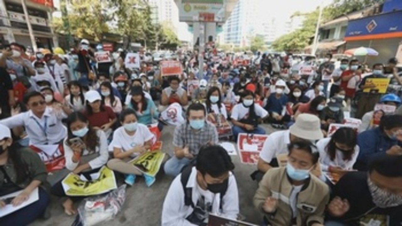 Las protestas continúan en Birmania mientras crece la presión internacional contra el régimen militar