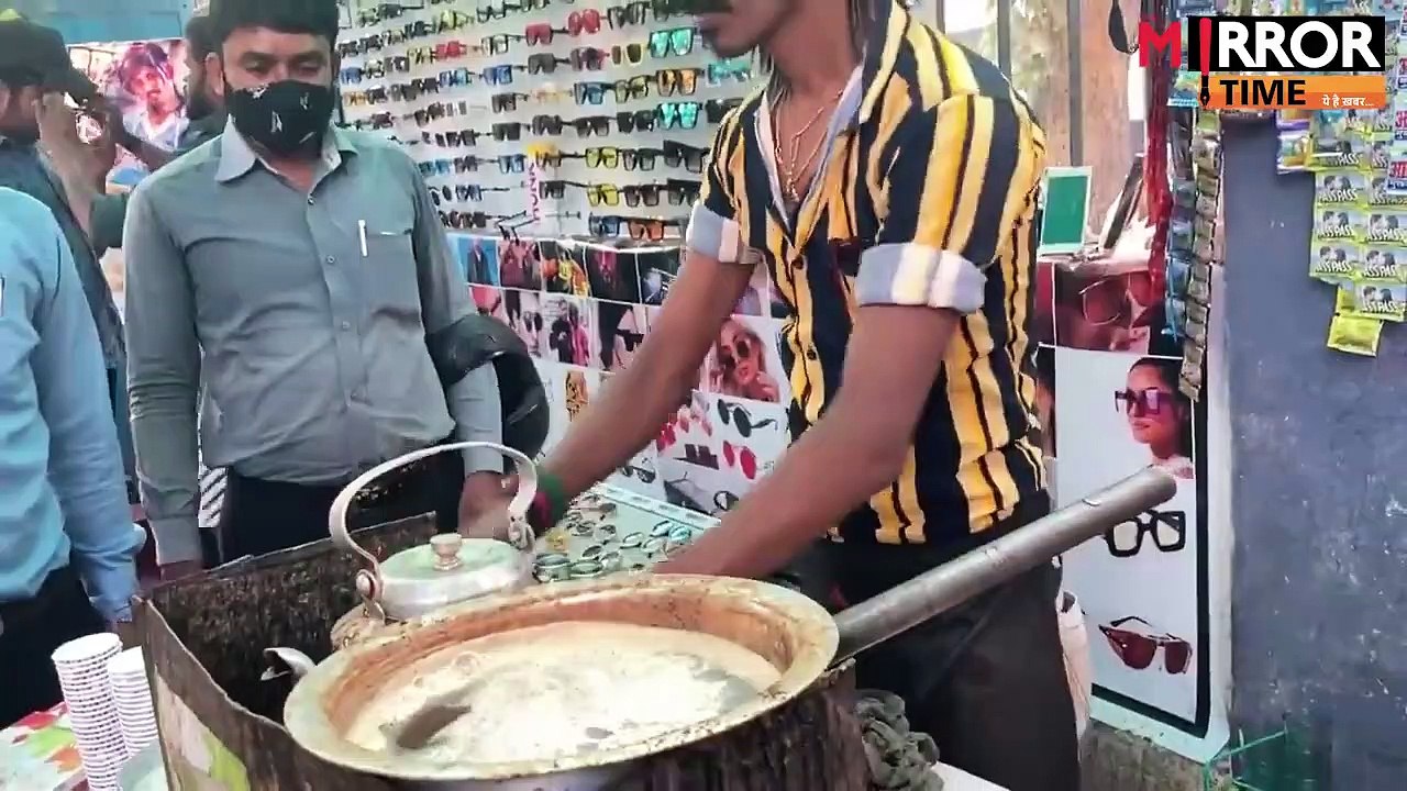 Rajinikanth, tea seller in Nagpur serves tea with unique swagger (1)