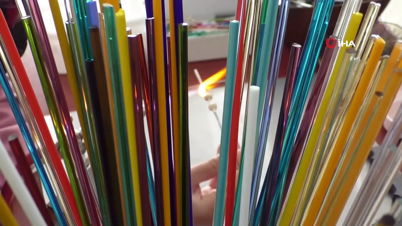 Atık şişeler ve ham camlar kadınların ellerinde sanat eserine dönüşüyor
