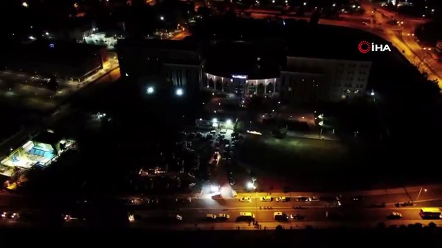 57 kişinin gözaltına alındığı suç örgütüne şafak operasyonu polis kamerasında- Polis bir evde yaptığı aramada tül kapalı ancak pencerenin dış pervazına konulmuş 2 adet tabanca ele geçirdi.