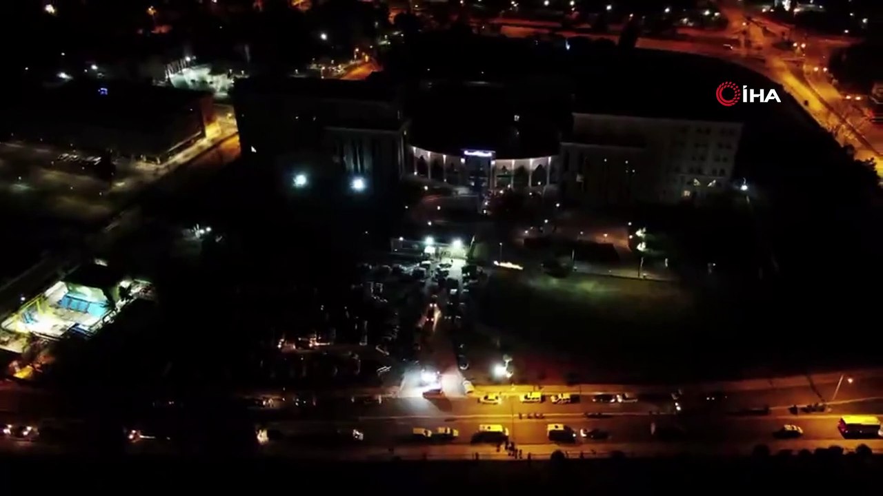 57 kişinin gözaltına alındığı suç örgütüne şafak operasyonu polis kamerasında- Polis bir evde yaptığı aramada tül kapalı ancak pencerenin dış pervazına konulmuş 2 adet tabanca ele geçirdi.