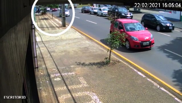 Motociclista alega que carro, ao trocar de faixas, teria provocado acidente no Centro