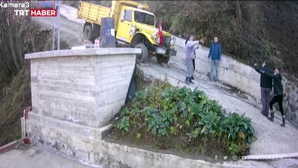 Kayan kamyonun altında kalmaktan son anda kurtuldular