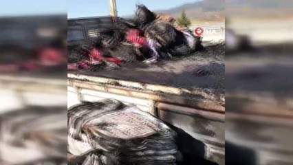 Giysi yüklü kamyonet alev alev yandı