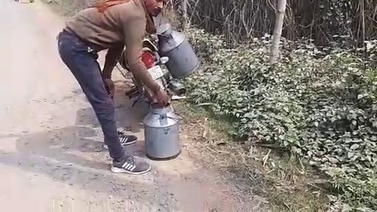 खाद्य सुरक्षा अधिकारी ने दूध में केमिकल मिलाते दूधिए को पकड़ा,सैंपल लेकर दूध फेंकवाया