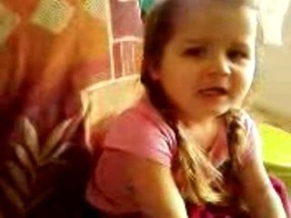 Maéva parle à ma main