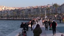 İZMİR - Sıcak havayı fırsat bilen İzmirliler sahile akın etti
