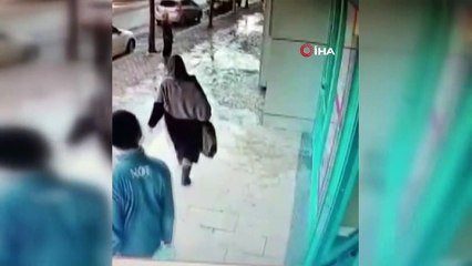 Kasiyer, kaçmaya çalışan hırsızları arabaya asılarak böyle engellemeye çalıştı