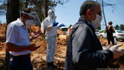 Parti kongreleri ve kalabalık cenaze törenlerine tepki