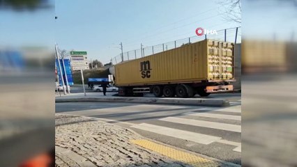 Bakırköy’de bir tır köprünün altına sıkıştı