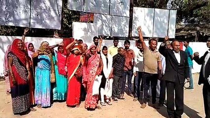 दर्जनों महिला पुरुष ने किया पुलिस ऑफिस का घेराव