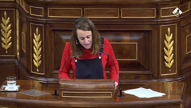 Mireia Vehí (CUP) lee los nombres de mujeres asesinadas por violencia de género.