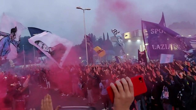I tifosi a Formello caricano la squadra prima di Lazio - Bayern