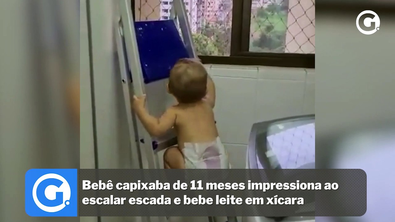 Bebê capixaba de 11 meses impressiona ao escalar escada e bebe leite em xícara