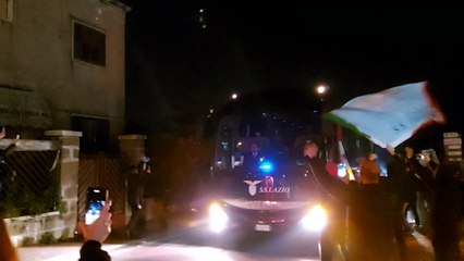 Lazio - Bayern, il saluto dei tifosi al pullman