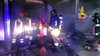 Ancona - Rogo nel porto turistico, bruciano depositi di attrezzature  (23.02.21)